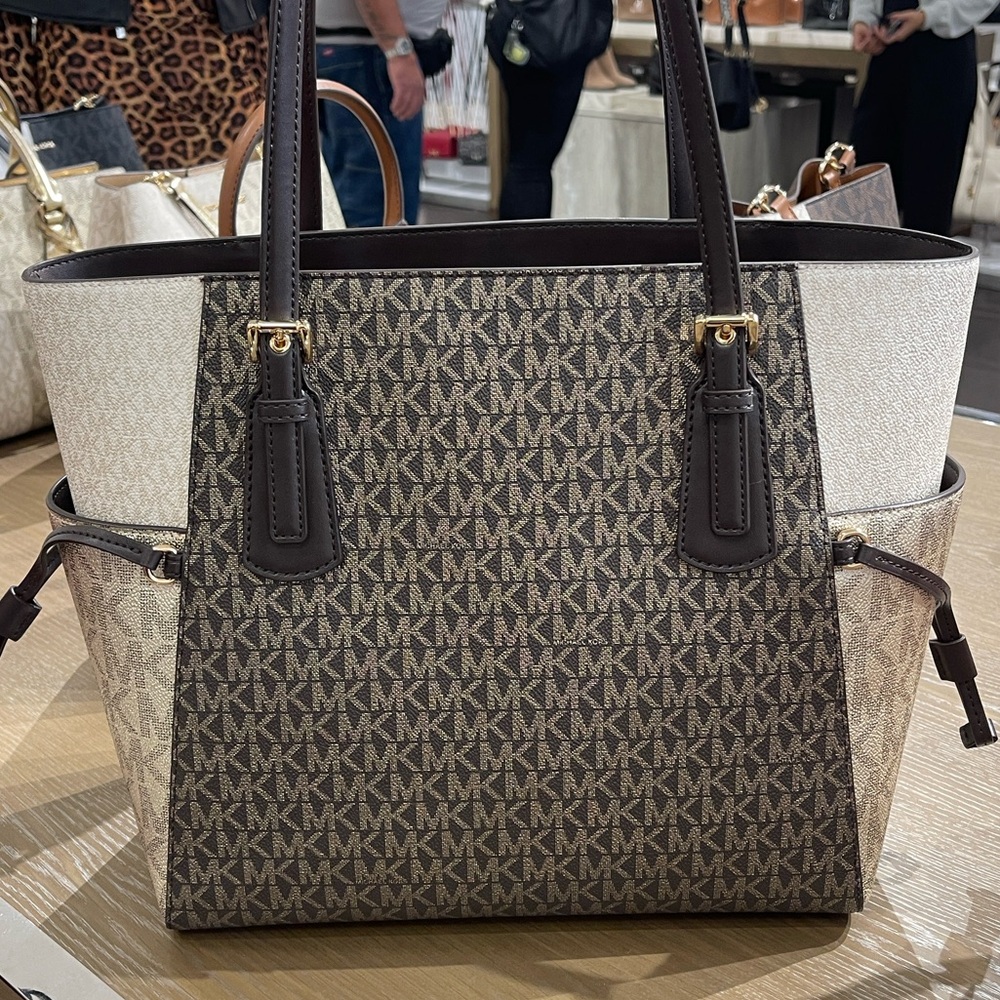 MICHAEL KORS Voyager Lg Color-Block Metallic Signature Logo EW Tote 
Brown 
NWT - Picture 5 of 16